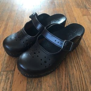 Dansko | Brown Eyelet Mule Clog